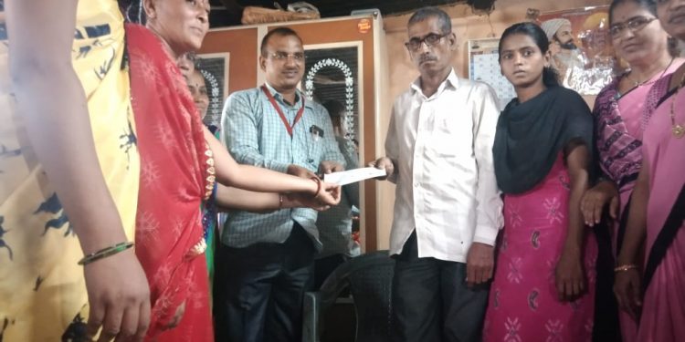 कोरोनाने म्रुत्यू झालेल्या आशा स्वयंसेविकेच्या कुटुंबाला सुभराऊ फाऊंडेशने केली आर्थिक मदत