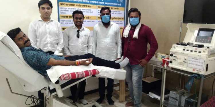 युवक काँग्रेस तालुकाध्यक्ष पराग घोरपडेंनी दिले गर्भवती महिलेला प्लेटलेट्स