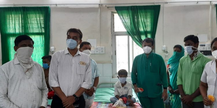 काँग्रेस पदाधिकाऱ्यांनी केला डॉक्टरांचा सत्कार (व्हिडिओ)