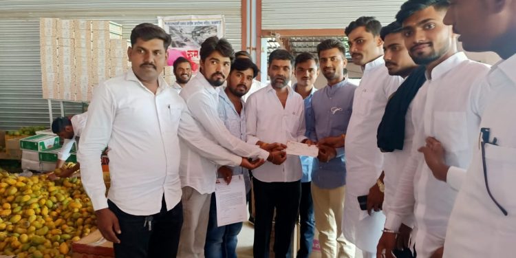 आ. निलेश लंके यांच्या कोव्हिड सेंटरला संजय गरूड व डॉ. सागर गरुड यांच्याकडुन लाखोचे साहित्य भेट (व्हिडिओ)