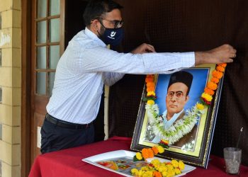 स्वातंत्र्यवीर सावरकरांना जिल्हाधिकारी कार्यालयात अभिवादन