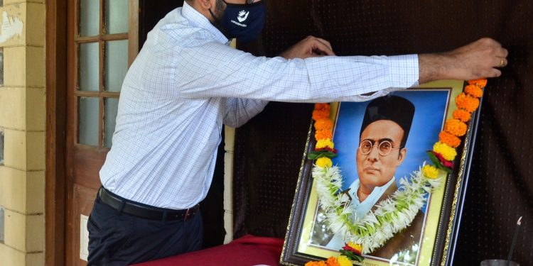 स्वातंत्र्यवीर सावरकरांना जिल्हाधिकारी कार्यालयात अभिवादन