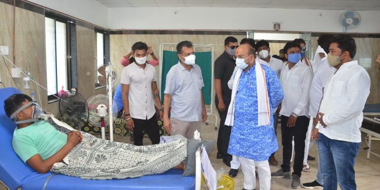 पालकमंत्री गुलाबराव पाटील यांची मुक्ताईनगर उपजिल्हा रुग्णालयास भेट