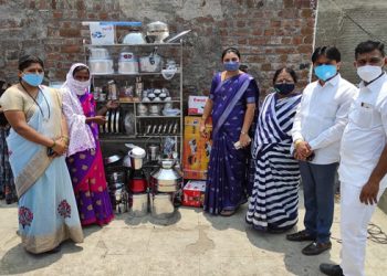 रेणुकानगरातील मजूर महिलेस महापौर – उपमहापौरांनी दिला मदतीचा हात