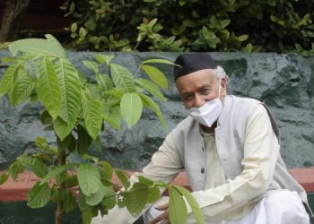 राज्यपालांचे राजभवन येथे वृक्षारोपण