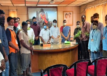 महापालिकेच्या ‘त्या’ कर्मचार्‍यांचा महापौर, उपमहापौरांकडून सत्कार