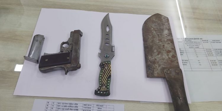 धारदार शस्त्रांसह गावठी पिस्तूल हस्तगत ; तालुका पोलिसांची कारवाई