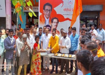 धरणगाव येथे शिवसेना वर्धापन दिनानिमित्त वृक्षारोपण व अन्नदान