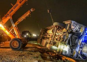 बस – टेम्पोच्या भीषण अपघात, १७ जणांचा मृत्यू, चार जण गंभीर