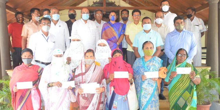 राष्ट्रीय कुटूंब लाभ योजनेतंर्गत 26 महिलांना धनादेशाचे वाटप*