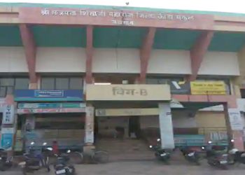 जिल्हा क्रिडा संकुलासमोरून ५३ वर्षीय व्यक्तीच्या पिशवीतून रोकड लंपास