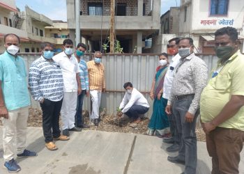 पर्यावरण संवर्धनासाठी मेहरुण भागात वृक्षारोपण