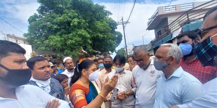 पाणीपुरवठा विभागाच्या अधिकार्यांसह, मक्तेदारांना तत्काळ नव्याने नळ कनेक्शन देण्याचे आदेश