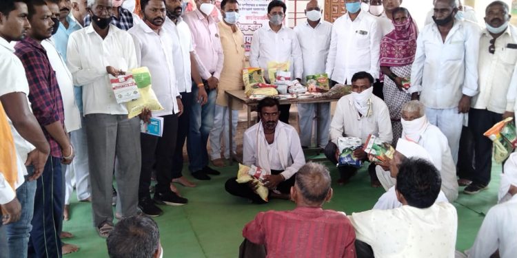 गुलाबराव पाटील यांच्या वाढदिवसानिमित्त शेतकऱ्यांना मोफत बियाणे वाटप