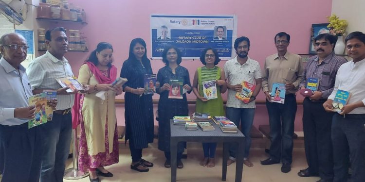 रोटरी क्लब तर्फे १२५ पुस्तकांचे वाटप