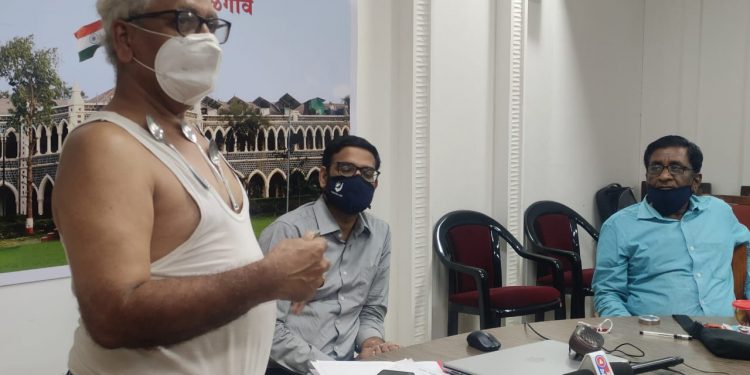 अंगाला नाणी, भांडी, लाकूड चिटकलेही अन विज्ञानही सिद्ध झाले