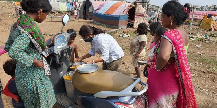 झोपडपट्टीत जेवण वाटप करून वाढदिवस साजरा