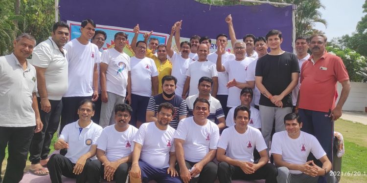 रोटरी जळगाव रॉयल्सतर्फे आयोजित योगासन शिबिर