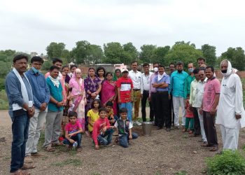 चाळीसगाव येथील वीरशैव लिंगायत समाज स्मशानभूमीत वाढदिवसानिमित्ताने वृक्षारोपण