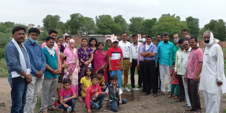 चाळीसगाव येथील वीरशैव लिंगायत समाज स्मशानभूमीत वाढदिवसानिमित्ताने वृक्षारोपण