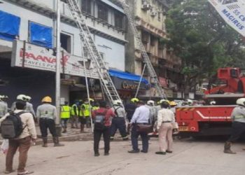 Breaking : मुंबईत फोर्ट परिसरात एका इमारतीचा स्लॅब कोसळला