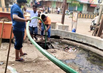 जळगाव शहरातील गांधी मार्केटमधील चेंबर स्वच्छतेसह सांडपाणी केले प्रवाही