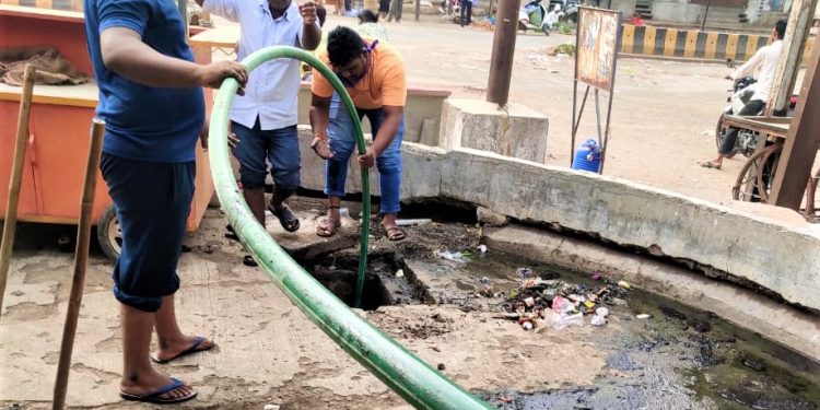 जळगाव शहरातील गांधी मार्केटमधील चेंबर स्वच्छतेसह सांडपाणी केले प्रवाही