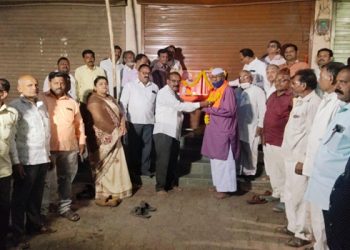 चाळीसगावात शिवसेनेचा वर्धापनदिन पेढे वाटून साजरा