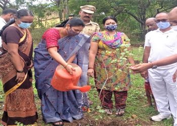 जळगाव पोलिस मुख्यालयाच्या आवारात महापौरांच्या हस्ते वृक्षारोपण