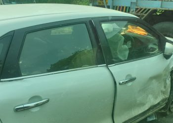 बांभोरी पुलाजवळ दोन कार समोरासमोर धडकल्या
