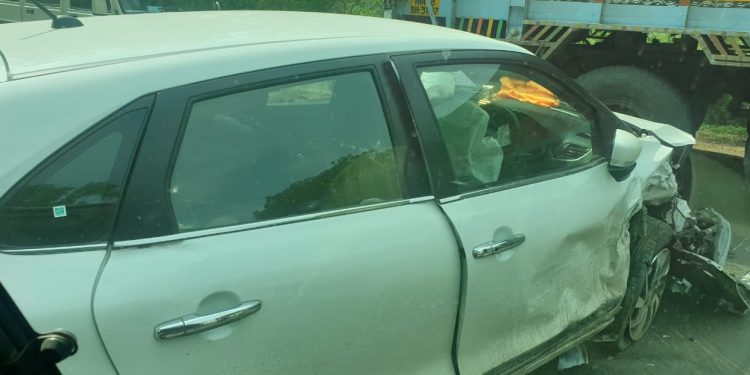 बांभोरी पुलाजवळ दोन कार समोरासमोर धडकल्या