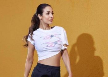 लस घ्यायला गेली होती की अंगप्रदर्शन करायला