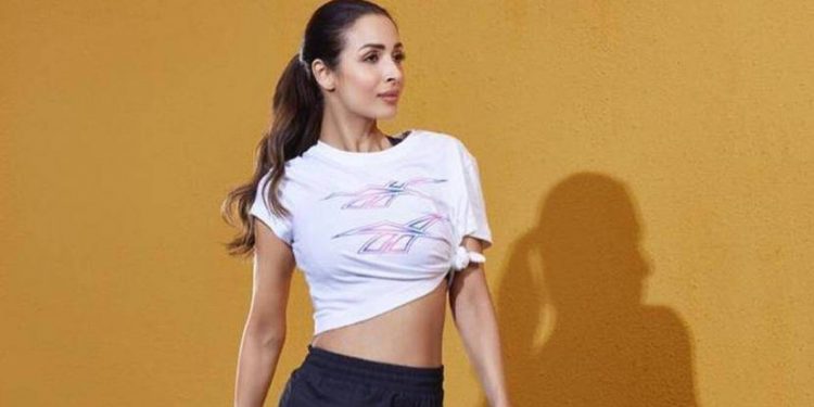 लस घ्यायला गेली होती की अंगप्रदर्शन करायला