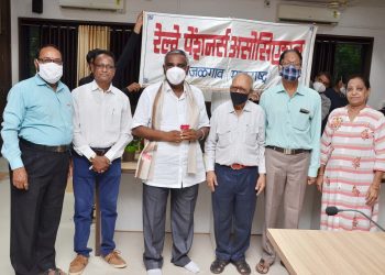 रेल्वे पेन्शनर्स असो. तर्फे डॉक्टर डे निमीत्‍त गोदावरी फाऊंडेशन सन्मानित