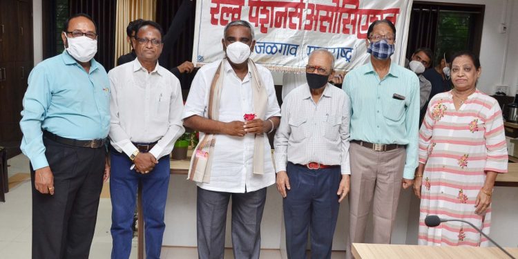 रेल्वे पेन्शनर्स असो. तर्फे डॉक्टर डे निमीत्‍त गोदावरी फाऊंडेशन सन्मानित