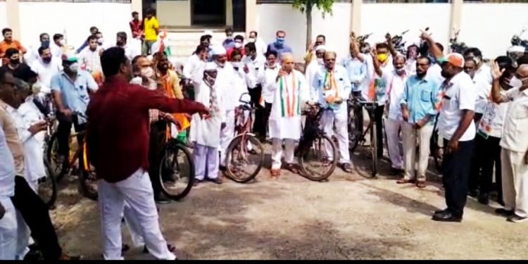 इंधन दरवाढीविरोधात चोपडा काँग्रेसच्यावतीने सायकल रॅली