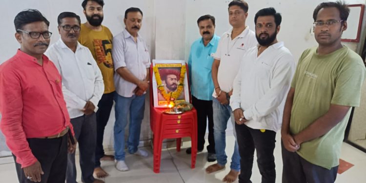 जिवा सेनेच्यावतीने शिवरत्न नरवीर शिवाजी काशीद यांना अभिवादन