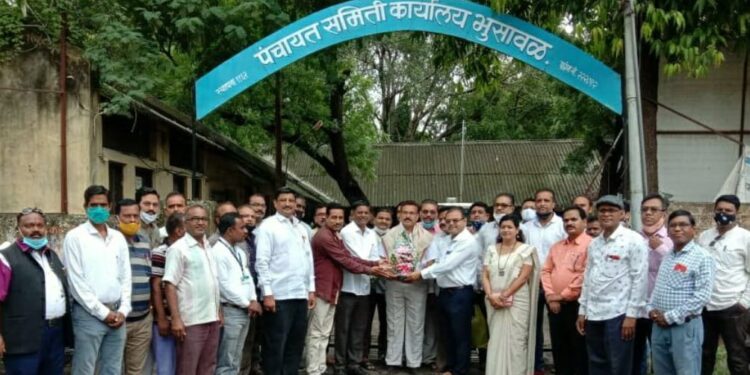 भुसावळ येथील सहकार गटाचे अध्यक्ष उदय पाटील यांचा सत्कार