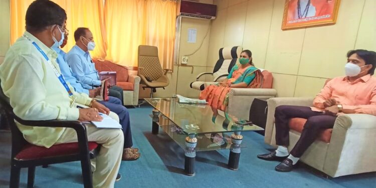 शहरातील सर्वच भागांतील रस्त्यांवरील खड्डे तत्काळ बुजवा – महापौर