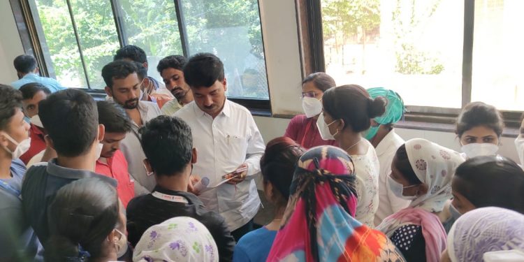 जिल्ह्यातील कोविड कंत्राटी कामगारांना वाऱ्यावर सोडू नका अन्यथा रस्त्यावर उतरावे लागेल