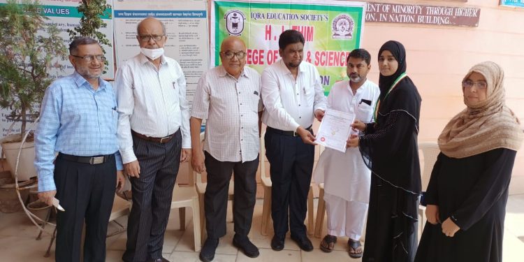 उंजीला नाज नफीस शेख यांना सुवर्णपदक प्रदान