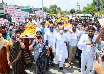 मोदी है तो मेहंगाई है.. मुक्ताईनगरात पेट्रोल डिझेल दरवाढीविरोधात राष्ट्रवादी काँग्रेसचे तीव्र आंदोलन