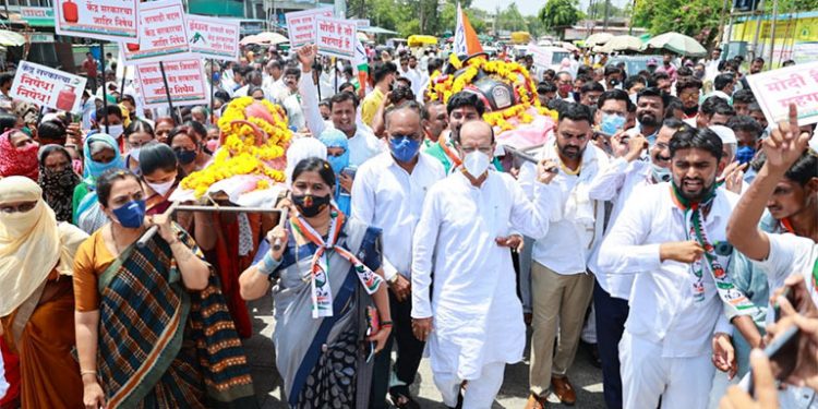 मोदी है तो मेहंगाई है.. मुक्ताईनगरात पेट्रोल डिझेल दरवाढीविरोधात राष्ट्रवादी काँग्रेसचे तीव्र आंदोलन