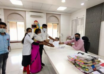 लोक संघर्ष तर्फे विद्यार्थ्यांची फी माफ व्हावी यासाठी जिल्हाधिकारी यांना निवेदन