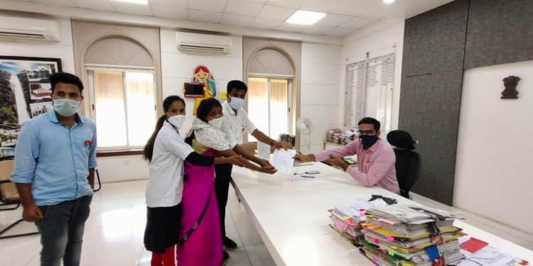लोक संघर्ष तर्फे विद्यार्थ्यांची फी माफ व्हावी यासाठी जिल्हाधिकारी यांना निवेदन