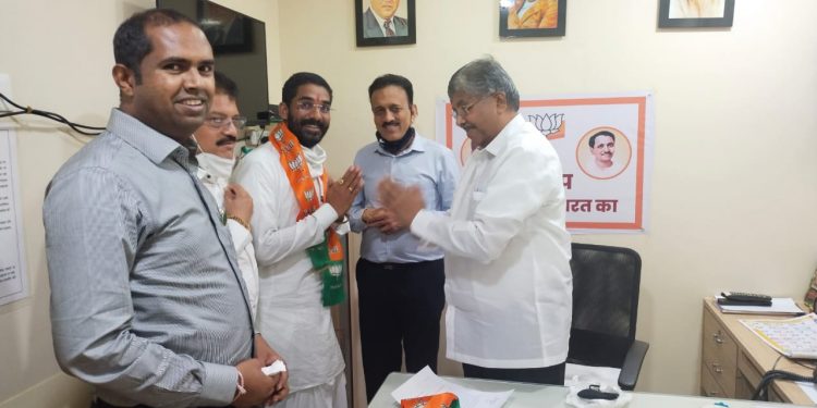 भाजपा मध्ये ह.भ.प जळकेकर महाराज यांचा भाजपा जाहीर प्रवेश