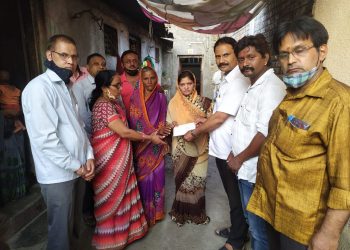 आर्थिक विवंचनेतून आत्महत्या केलेल्या युवकाच्या कुंटुबाची भेट घेऊन केले सात्वंन