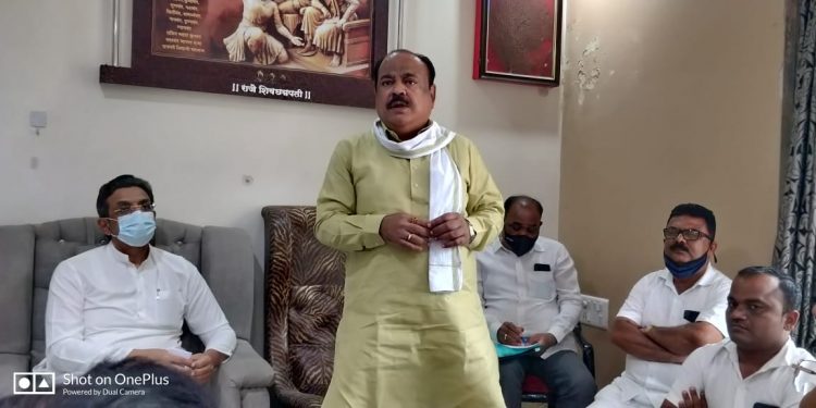 राष्ट्रवादी काँग्रेसचे जिल्हा निरीक्षक अविनाश आदिक यांच्या कार्यकर्त्यांना मार्गदर्शन