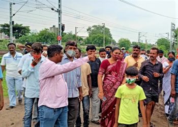 बांधकाम अभियंता, आरोग्य निरीक्षक, प्रकल्पअधिकार्‍यांसमवेत महापौर महाजन यांनी दिली भेट