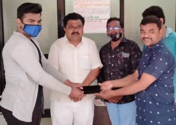 कॉग्रेस सोशल मीडिया पदाधिकार्याने मोबाइल केला परत